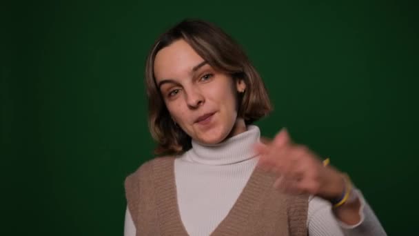 Hoş Güzel Bir Kadın Elleriyle Davetkar Bir Jest Yapıyor Yeşil — Stok video