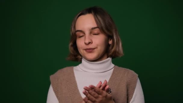Нудна Жінка Плескає Руками Над Зеленим Тлом — стокове відео
