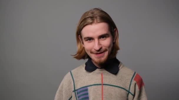 Gülümseyen Hippi Beyaz Adam Gri Arka Planda Vlog Yapıyor — Stok video