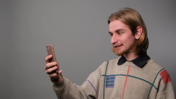 Lykkelig Ung Fyr Holde Smartphone Snak Ved Videoopkald Sige Farvel – Stock-video
