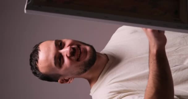 Вертикальний Знімок Молодої Усміхненої Художниці Чоловічої Статі Малюнком Татуювання Фарби — стокове відео