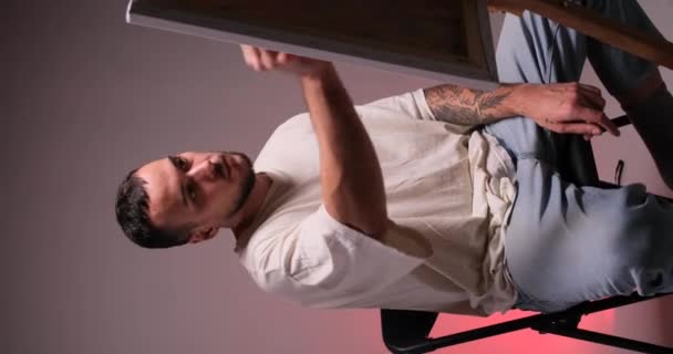Plan Vertical Jeune Artiste Masculin Avec Tatouage Dessin Peinture Sur — Video