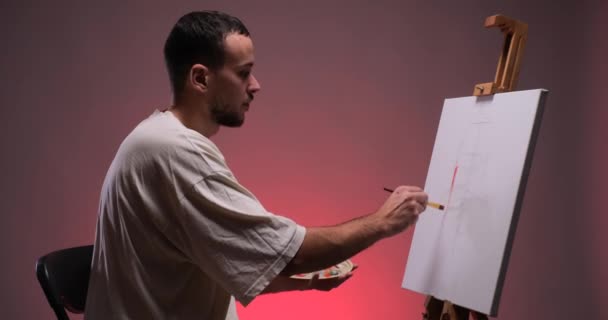 Stüdyoda Tuvale Bakarak Resim Yapan Genç Bir Adamın Yakın Plan — Stok video