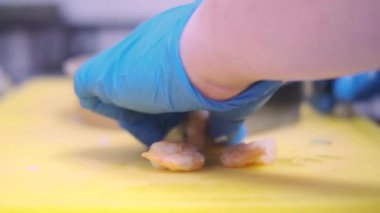 Şef kesim masasında karides keserken yakın plan. Yüksek kalite 4k görüntü