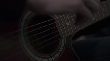 akustik gitar çalmak biraz erkek ol kapatın