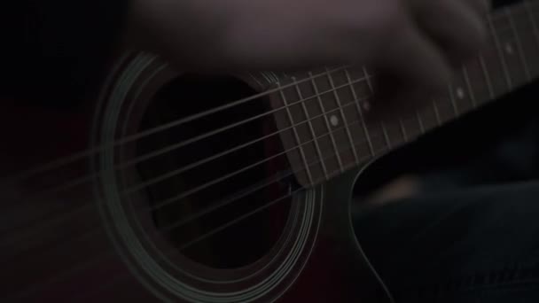 Primer Plano Hombre Tocando Guitarra Acústica — Vídeo de stock