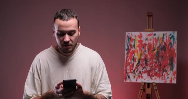 미술가가 온라인 자신의 그림을 판매하는 — 비디오