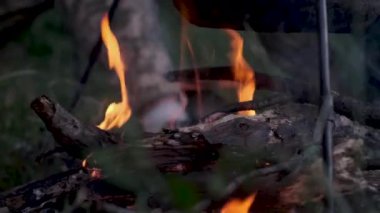 Yürüyüşçülerin kamp ateşi ve tencerede ateş yakmak. Yüksek kalite 4k görüntü