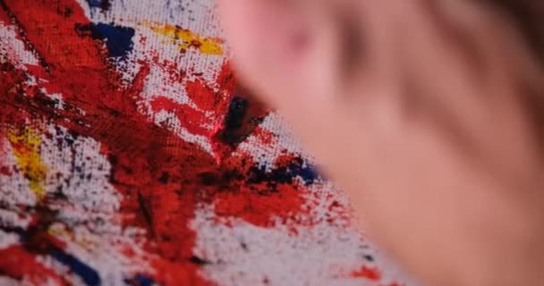 Elinde Palet Bıçağıyla Tuvale Resim Çizerken Çekilmiş Dikey Video Görüntüsü — Stok video