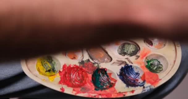 Zbliżenie Noża Paletowego Rękach Człowieka Mieszającego Farby Palecie — Wideo stockowe