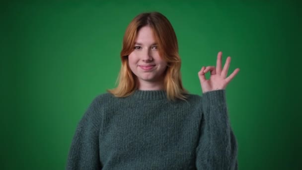 Confident Woman Dressed Casually Confidently Makes Gesture Determined Expression Green — Stock Video