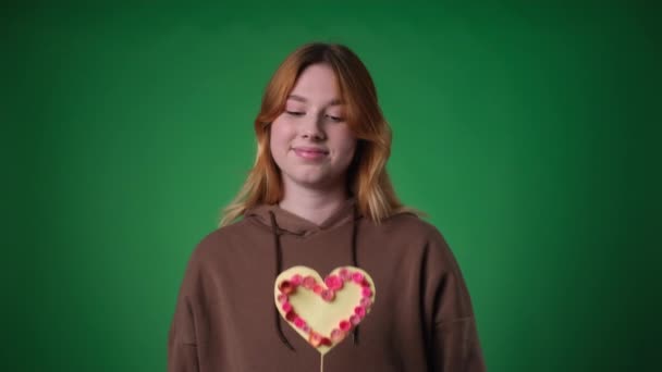 Rahat Giyimli Beyaz Bir Kadın Canlı Yeşil Bir Arkaplan Karşısında — Stok video