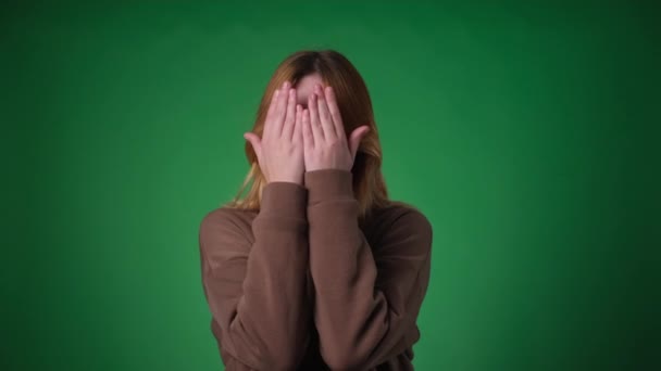 Κοκκινομάλλα Καυκάσια Γυναίκα Ντυμένη Άνετα Κρύβει Πρόσωπο Χέρια Μια Ιδιότροπη — Αρχείο Βίντεο