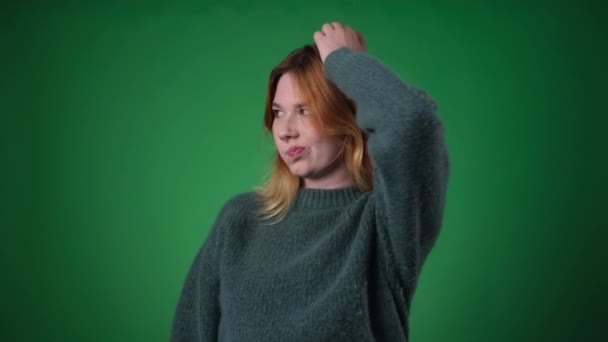 Przemyślana Biała Kobieta Ubrana Swobodnie Wpada Genialny Pomysł Zielonym Tle — Wideo stockowe