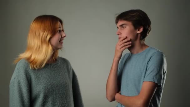 Unga Kaukasiska Par Som Deltar Ett Samtal Mot Neutral Grå — Stockvideo