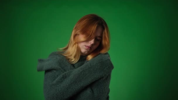 Despondent Rødhårede Kvinde Klædt Afslappet Udtrykker Ensomhed Rolig Grøn Baggrund – Stock-video