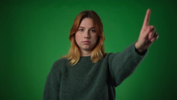 Γυναίκα Ντυμένη Άνετα Εκφράζει Αποδοκιμασία Κουνώντας Δάχτυλο Μια Αρνητική Χειρονομία — Αρχείο Βίντεο