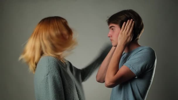 Ögonblick Intensiva Känslor Som Kvinna Uttrycker Passionerat Känslor Genom Att — Stockvideo