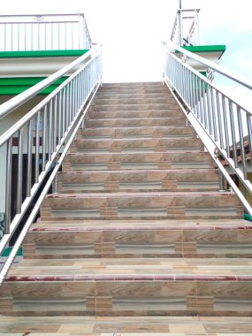 Öğleden sonra Endonezya 'nın pandeglang bölgesinde bir camide gökyüzüne doğru gidiyor gibi görünen bir merdiven bina objesinin fotoğrafı.