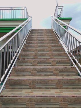 Öğleden sonra Endonezya 'nın pandeglang bölgesinde bir camide gökyüzüne doğru gidiyor gibi görünen bir merdiven bina objesinin fotoğrafı.