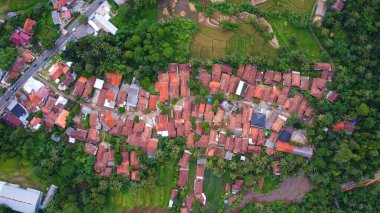 Yukarıdan güzel köy evlerinin drone fotoğrafları. Etrafı ağaçlarla çevrili ve ana yola yakın.