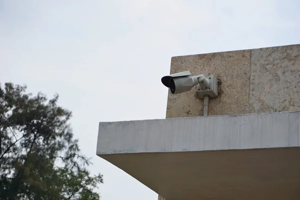 Stiklal Camisinin Avlusundaki Duvara Eklenmiş Beyaz Aktif Bir Kamera — Stok fotoğraf