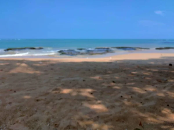 Plaża Rozmyte Tło Widok Biała Plaża Jasnoniebieskim Tle Nieba Ciągu — Zdjęcie stockowe