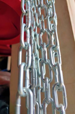 Güzel metal bir zincir fotoğrafı, parlak gümüş renkli. Hırdavatçıdaydı.