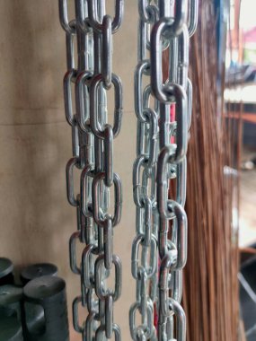 Güzel metal bir zincir fotoğrafı, parlak gümüş renkli. Hırdavatçıdaydı.