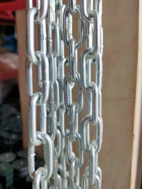 Güzel metal bir zincir fotoğrafı, parlak gümüş renkli. Hırdavatçıdaydı.