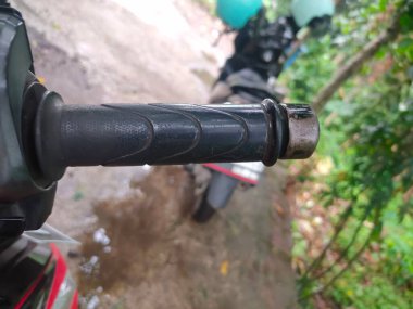 Babamın motorsiklet gazının çektiği ya da frenlediği fotoğraf siyah.