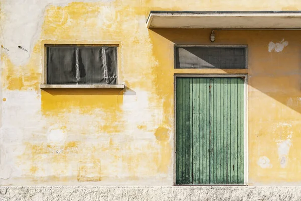 古い建物は放棄され 緑色のドアと窓 — ストック写真