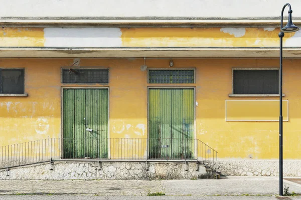 古い建物は放棄され 緑色のドアと窓 — ストック写真