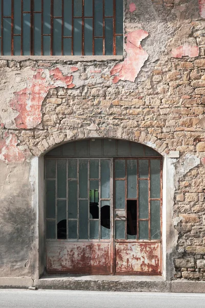 旧工厂的玻璃门 废弃的建筑 — 图库照片