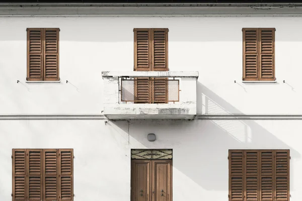 Fassade Altes Verlassenes Haus Mit Geschlossenen Jalousien Freien — Stockfoto