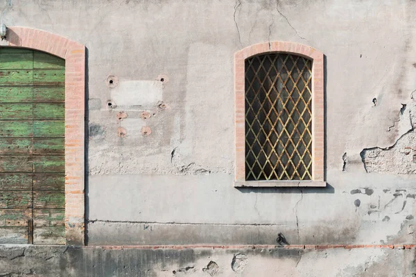 捨てられた古い建物 木製のドアおよび格子窓 — ストック写真