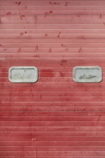 旧的红色车库门 — 图库照片