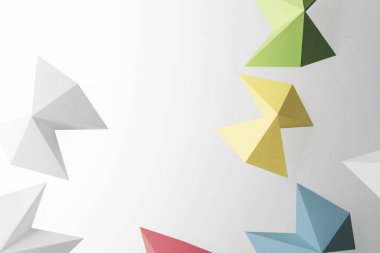 Renkli şekiller kağıdı gri renkte izole etti