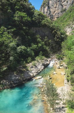 Doğal manzara, dağlardaki nehir, yaz günü.