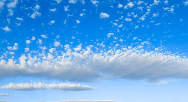 Mavi Gökyüzünde Sabah Bulutları Doğal Arka Plan — Stok fotoğraf