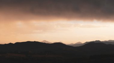 Gün batımında doğal manzara, fırtınalı gökyüzü.