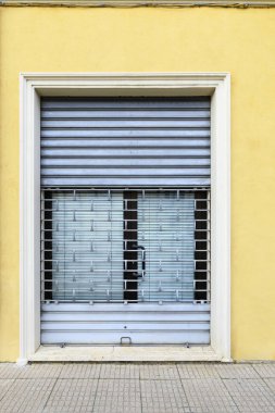 Kapalı bir dükkanın kepenk indirdim.