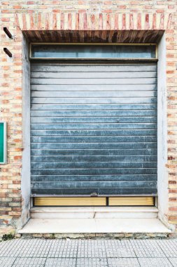 Kapalı bir dükkanın kepenk indirdim.