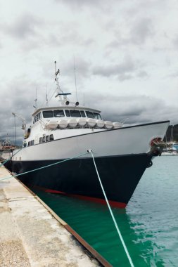 Gemi limana demir attı.