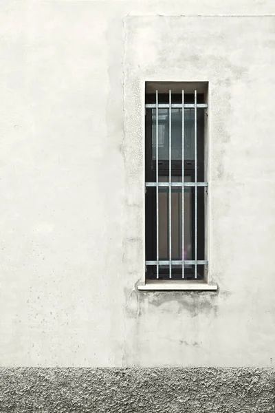 古い建物 柵が付いている窓 — ストック写真