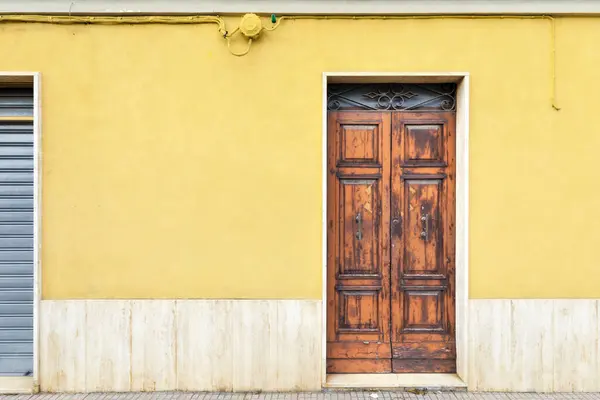黄色のファサード 木製のドアと古い家のエントリ — ストック写真