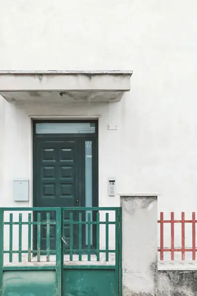 老房子的入口 绿色的门 — 图库照片