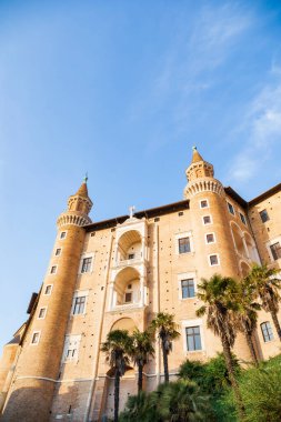 Palazzo Ducale Urbino, İtalya - 30 Nisan 2022: Günbatımındaki torricini ön cephe manzarası