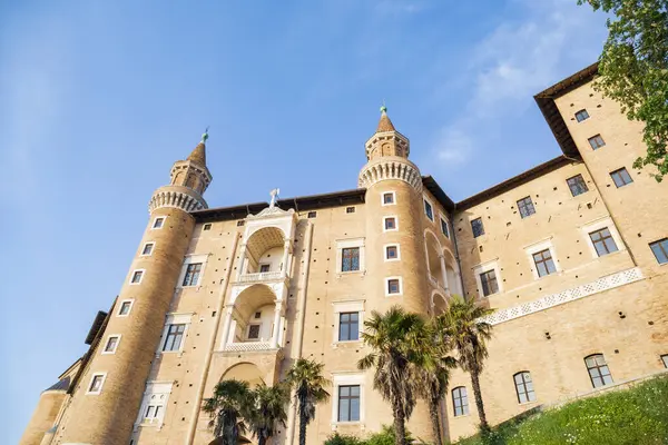 Palazzo Ducale Urbino, İtalya - 30 Nisan 2022: Günbatımındaki torricini ön cephe manzarası