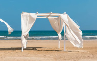 Sezon sonu kumsalı, güzel manzara.